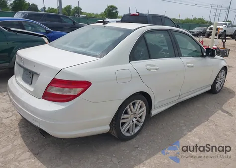 2009 Mercedes-Benz C 300 Luxury/Sport z USA, uszkodzony, nr VIN WDDGF54X39F200565